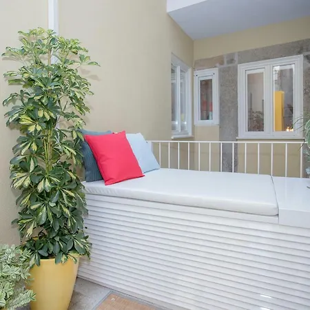 Liiiving In - Clerigos Terrace Apartment